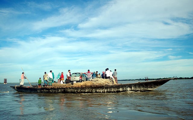 দুই নৌকায় বিশেষ কায়দায় প্রাইভেটকার তুলে তিস্তা পাড়ি দেওয়া হচ্ছে। লালমনিরহাটের পাটগ্রাম, হাতীবান্ধাসহ কয়েকটি উপজেলার মানুষের রংপুরে যাওয়ার সহজ পথ হচ্ছে জেলার গঙ্গাচড়ার মহিপুর ঘাট। ছবিটি আজ মঙ্গলবার সকালে সেখান থেকে তোলা। ছবি: মঈনুল ইসলাম, রংপুর