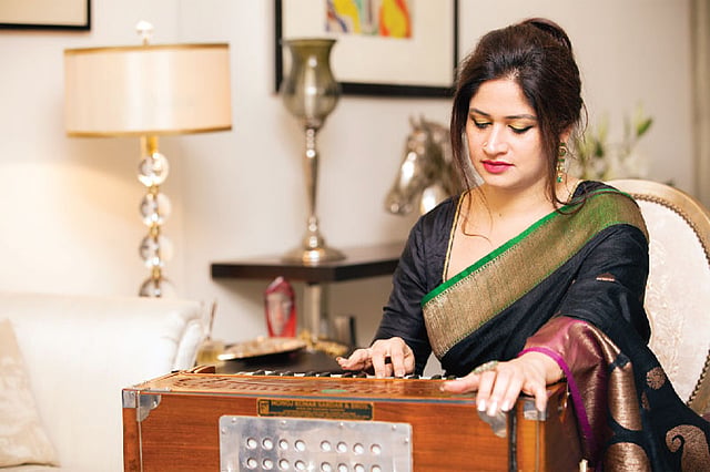 নিয়মিত গান শোনেন, গান শেখেন