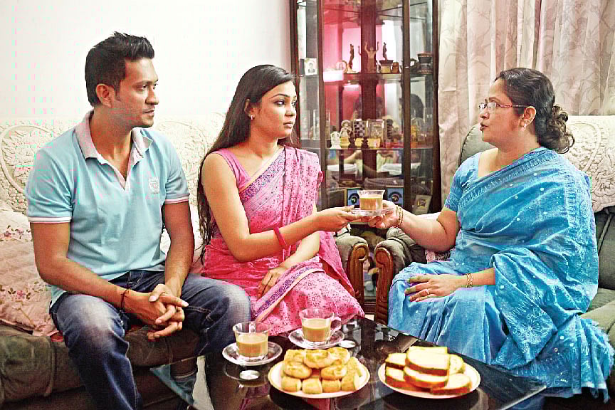 অযথা সহমর্মিতা দেখাতে গিয়ে ব্যক্তিগত প্রশ্ন করে কাউকে বিব্রত করা উচিত না। মডেল: সঞ্জয়, তাসনিম ও রিপা। ছবি: সুমন ইউসুফ