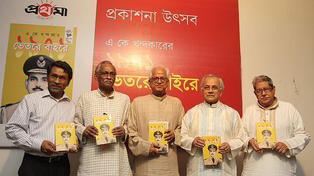 প্রথমা প্রকাশন থেকে প্রকাশিত এ কে খন্দকারের ‘১৯৭১ ভেতরে বাইরে’ বইয়ের প্রকাশনা উত্সবে (বাম) থেকে আলী রিয়াজ, সারওয়ার আলী, সিরাজুল ইসলাম, এ কে খন্দকার এবং ইমেরিটাস অধ্যাপক আনিসুজ্জামান। ধানমন্ডির বেঙ্গল ক্যাফেতে এই প্রকাশনা অনুষ্ঠান অনুষ্ঠিত হয়। ছবি: মনিরুল আলম
