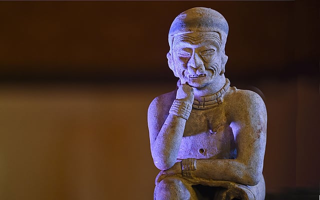 কলম্বিয়ার রাজধানী বোগোতায় এক সংবাদ সম্মেলনে প্রাক-কলম্বীয় মৃিশল্প প্রদর্শন করা হয়। ছবিটি সোমবার বোগোতার সান কার্লোস প্যালেস থেকে তোলা। কলম্বিয়ার পররাষ্ট্র মন্ত্রণালয় প্রাক-কলম্বীয় মৃিশল্পের এ প্রদর্শনীর আয়োজন করে। ছবি: এএফপি