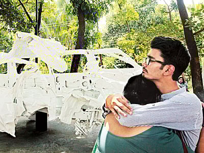 স্বজনকে জড়িয়ে ধরে কাঁদছেন মিশুক মুনীরের একমাত্র ছেলে সুহৃদ মুনীর। ২০১১ সালের ১৩ আগস্ট সড়ক দুর্ঘটনায় তারেক মাসুদ, মিশুক মুনীরসহ নিহত হন পাঁচজন। তাঁদের বহনকারী দুমড়েমুচড়ে যাওয়া মাইক্রোবাসটি দিয়েই তৈরি হয়েছে ‘সড়ক দুর্ঘটনা স্মৃতিস্থাপনা’। গতকাল ঢাকা বিশ্ববিদ্যালয়ের শামসুনাহার হল সংলগ্ন সড়কদ্বীপে স্থাপনাটি উদ্বোধনের পর তেলা ছবি l প্রথম আলো