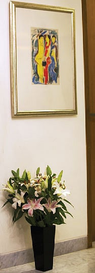 দেয়ালে আছে চিত্রকলা