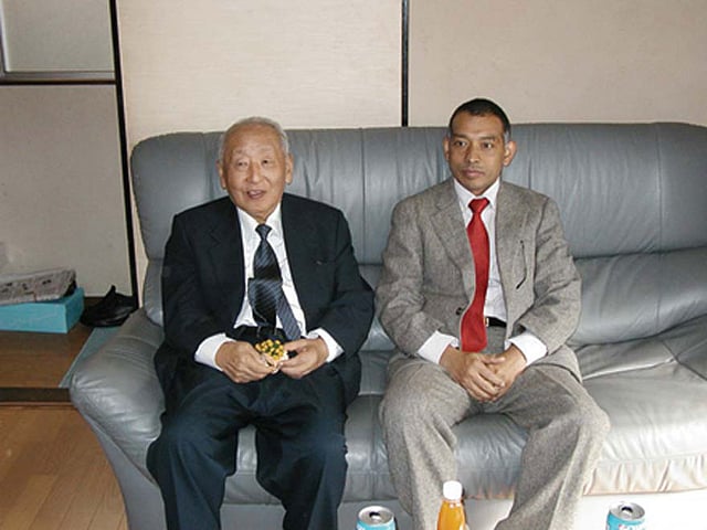 কাজুও আজুমার সঙ্গে লেখক