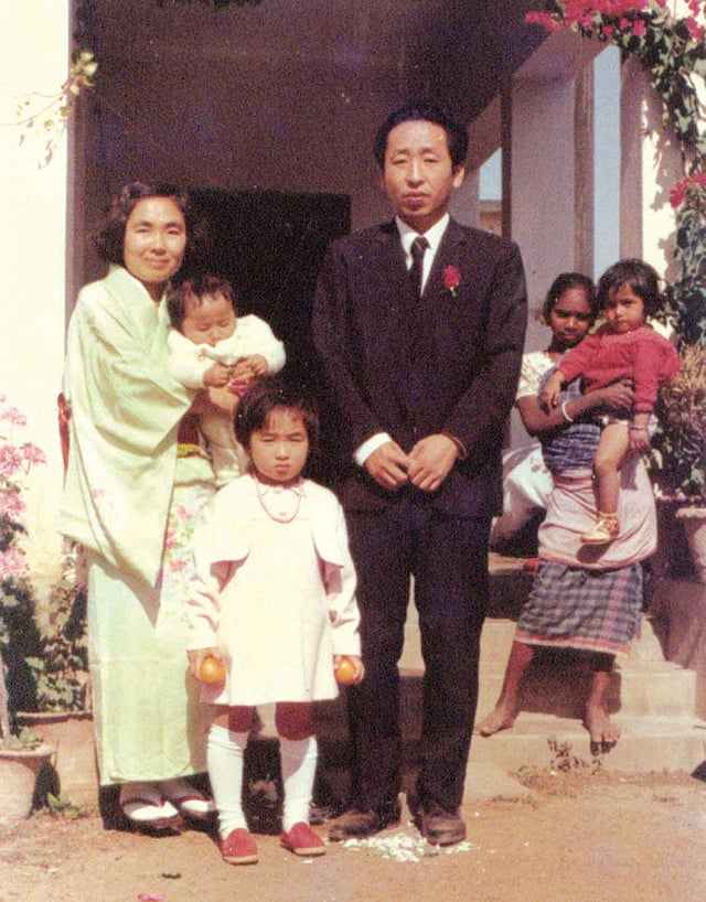 বিশ্বভারতীতে স্ত্রী ও সন্তানসহ কাজুও আজুমা। ছবিটি ১৯৭০ সালে তোলা