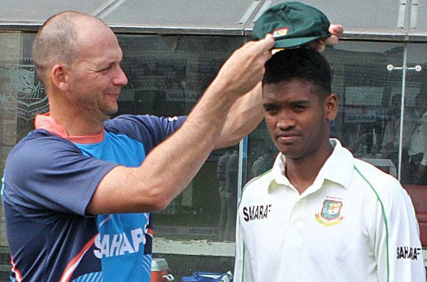 আল-আমিনকে টেস্ট ক্যাপ পরিয়ে দিচ্ছেন তখনকার কোচ জার্গেনসেন। ফাইল ছবি