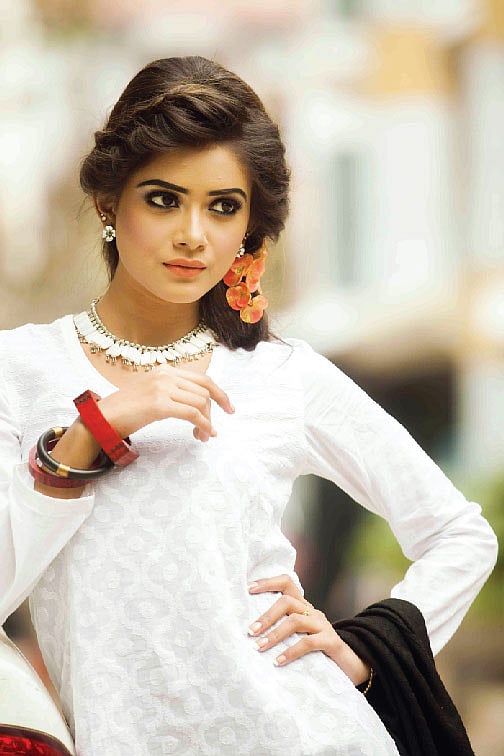সাদা কাপড়ের যত্ন এবং পরিষ্কারের বেলায় সচেতন হতে হবে। মডেল: তিশা, ছবি: নকশা