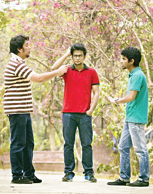 বন্ধুর সামনে বলা সব কথা বড়দের সামনে বলা উচিত নয়। মডেল: সামির, সানি ও মির্জা। ছবি: অধুনা