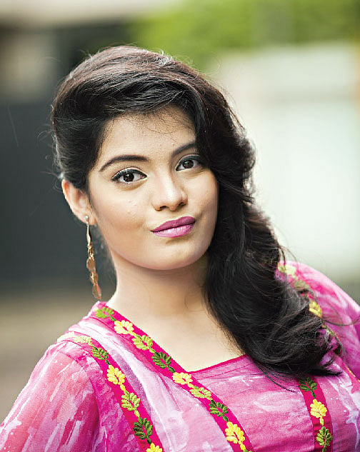 কৈশোরে ত্বক ও চুলের সমস্যা নিয়ে ঘাবড়ানোর কিছু নেই, বেশিরভাগ সমস্যা এমনিতেই সেরে যায়।  মডেল: রাইয়ান, ছবি: নকশা
