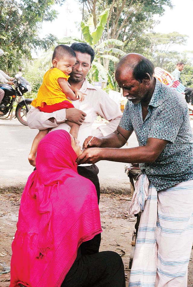 দাঁত তোলা হবে, ইনজেকশন দিচ্ছেন হাতুড়ে ডাক্তার। রেলস্টেশন এলাকা থেকে সম্প্রতি তোলা ছবি l প্রথম আলো