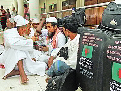 যাত্রার প্রাক্কালে প্রশিক্ষণসহ যাবতীয় প্রস্তুতি সম্পন্ন করতে হজ ক্যাম্পে এসেছেন হজযাত্রীরা। ঢাকার আশকোনা হজ ক্যাম্প থেকে গতকাল তোলা ছবি l প্রথম আলো