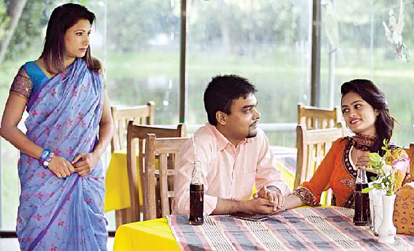 সম্পর্কের ফাঁকি যেকোনো সময় প্রকাশ্যে চলে আসতে পারে। মডেল: আলভিন, চয়ন ও অর্পিতা। ছবি: কবির হোসেন