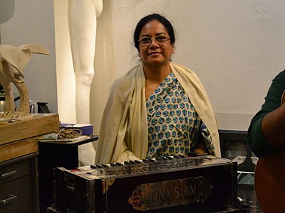 ইফফাত আরা দেওয়ান গান পরিবেশন করছেন