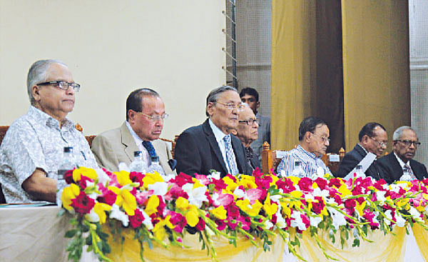 বাংলাদেশ: ইমারজেন্সি অ্যান্ড দি আফটারম্যাথ: ২০০৭-২০০৮ বইয়ের মোড়ক উন্মোচন অনুষ্ঠানে (বঁা থেকে) মাহবুব উল্লাহ, মওদুদ আহমদ, এমাজউদ্দীন আহমদ ও রফিক–উল হক l প্রথম আলো