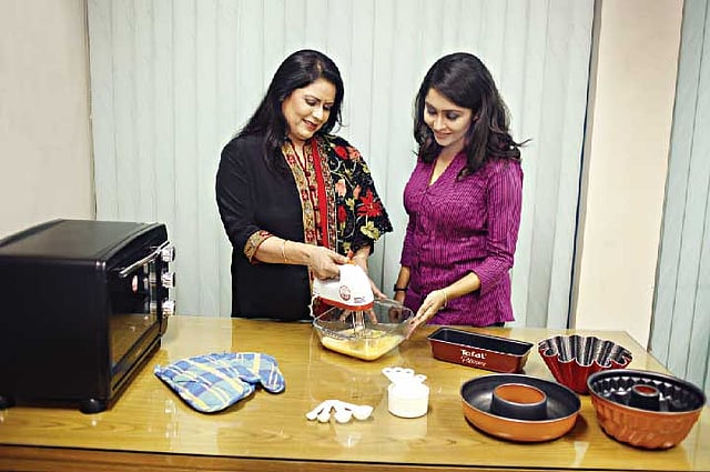 উপকরণ অার রেসিপি হাতের কাছে থাকলে বাড়িতেই বেকিং করা সহজ। ছবিতে মডেল জিনিয়াকে বেক করার নিয়ম দেখাচ্ছেন রাহিমা সুলতানা। কৃতজ্ঞতা: সেবেক, ছবি: সুমন ইউসুফ