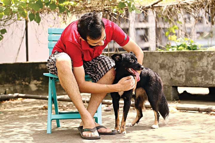বাড়ির পোষা প্রাণীটির স্বাস্থ্যের দিকেও নজর দিন। পোষা কুকুর স্নিফারের সঙ্গে সুদীপ্ত। ছবি: সুমন ইউসুফ