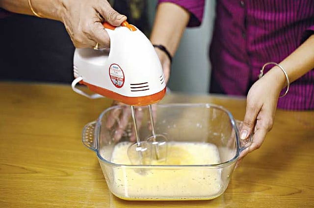 রান্নার কাজ সহজ করে দেয় বিটার। ছবি: অধুনা