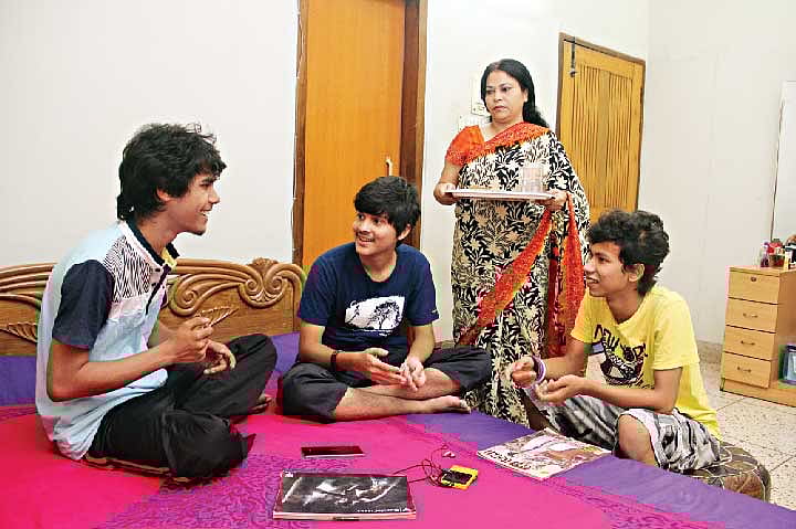 বন্ধুদের আড্ডায় মা-বাবার উপস্থিতি সন্তানকে বিব্রত করতে পারে। মডেল: আশির, ফাহাদ, নিহাল ও স্বপ্না। ছবি: সুমন ইউসুফ