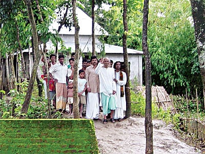 ভক্তদের সঙ্গে নিজের স্কুলঘরের সামনে শাহ আবদুল করিম, ২০০৫। ছবি: তরিকুল ইসলাম