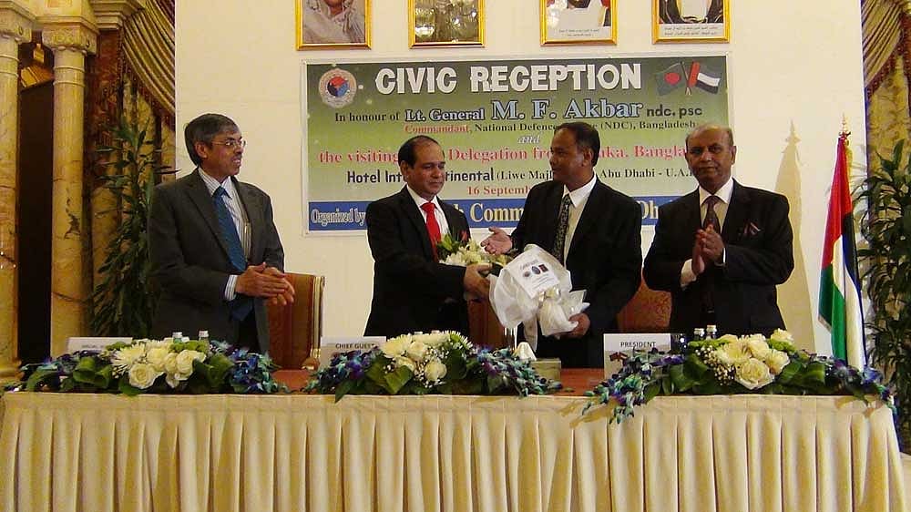 সংবর্ধনা সভায় মোল্লা ফজলে আকবরকে আয়োজকদের পক্ষ থেকে ফুলের তোড়া শুভেচ্ছা জানানো হচ্ছে