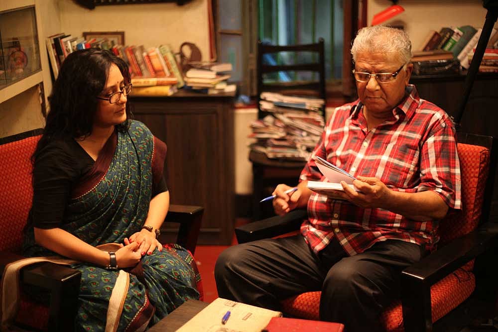 ‘পিছুটান’ নাটকের দৃশ্যে অপি করিম ও সমরেশ মজুমদার