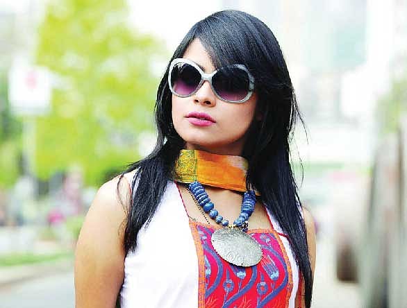 চোখ ভালো রাখতে বাইরে বের হওয়ার আগে রোদচশমা পরুন। মডেল: মাশিয়াত