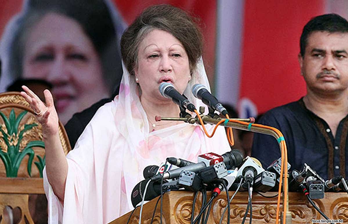 ব্রাহ্মণবাড়িয়ার নিয়াজ মুহাম্মদ উচ্চবিদ্যালয় মাঠে বিএনপির নেতৃত্বাধীন ২০-দলীয় জোটের সমাবেশে বক্তব্য দিচ্ছেন খালেদা জিয়া । ছবি: ফোকাস বাংলা