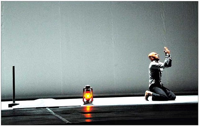 দেশ নৃত্যনাট্যের একটি দৃশ্যে আকরাম খান