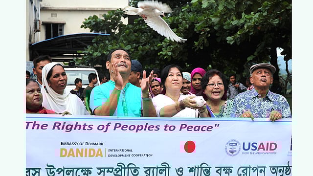 রাঙামাটিতে বিশ্ব শান্তি দিবস উপলক্ষে আয়োজিত শোভাযাত্রা উদ্বোধন করছেন জেলা পরিষদের চেয়ারম্যান নিখিল কুমার চাকমা। সিএইচটি পিসমেকারর্স অ্যালায়েন্স এ শোভাযাত্রার আয়োজন করে। ছবিটি আজকের। ছবি: সুপ্রিয় চাকমা, রাঙামাটি