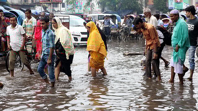 পানিনিষ্কাশনের পথ পরিষ্কার না থাকায় একটু বৃষ্টিতেই পানি জমে যায় বগুড়া শহরের ব্যস্ততম সাতমাথা এলাকায়। এতে দুর্ভোগে পড়েন সাধারণ মানুষ। ছবিটি আজ তোলা। ছবি: সোয়েল রানা