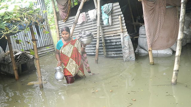 ১৫ টানা বৃষ্টিতে গোয়ালন্দ শহরের নিম্নাঞ্চল তলিয়ে গেছে। এতে পানিবন্দী হয়ে পড়েছে মানুষ। পানির মধ্যেই প্রয়োজনীয় কাজ সারতে হচ্ছে তাদের। ছবিটি আজ পৌরসভার ৪ নম্বর ওয়ার্ডের বিজয় বাবুর পাড়া থেকে তোলা। ছবি: এম রাশেদুল হক, গোয়ালন্দ (রাজবাড়ী)