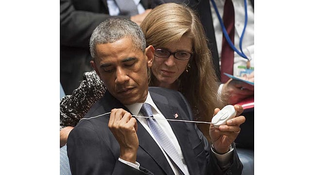 বহিরাগত সন্ত্রাসী যোদ্ধাদের বিষয়ে আয়োজিত জাতিসংঘের নিরাপত্তা পরিষদের অধিবেশনে মার্কিন প্রেসিডেন্ট বারাক ওবামাকে অনুবাদের হেডসেট নিতে সহায়তা করেন জাতিসংঘে নিযুক্ত মার্কিন দূত সামান্থা পাওয়ার। ছবিটি বুধবার তোলা। ছবি: এএফপি