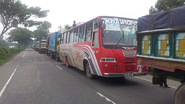 দুটি ট্রাক দুর্ঘটনায় পড়ায় গতকাল গভীর রাত থেকে ঢাকা-টাঙ্গাইল মহাসড়কে তীব্র যানজটের সৃষ্টি হয়। ছবিটি আজ মির্জাপুরের বাওয়ার কুমারজানি এলাকা থেকে তোলা। ছবি: সোহেল মোহসীন শিপন, মির্জাপুর (টাঙ্গাইল)