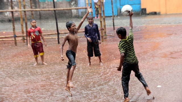 বৃষ্টির মধ্যে বল নিয়ে দুরন্তপনায় মেতেছে শিশুরা। ছবিটি আজ বৃহস্পতিবার বেলা ১১টায় বগুড়া শহরের চেলোপাড়া এলাকা থেকে তোলা। ছবি: সোয়েল রানা, বগুড়া