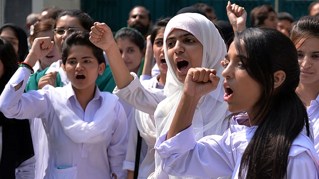 পাকিস্তানের ইসলামাবাদে বুধবার পুলিশের বিরুদ্ধে কলেজছাত্রীদের স্লোগান। পার্লামেন্টের বাইরে বিক্ষোভরত আন্দোলনকারীদের সামাল দিতে ওই নগরের বিভিন্ন শিক্ষাপ্রতিষ্ঠানে কয়েক হাজার সশস্ত্র পুলিশ অস্থায়ী শিবির স্থাপন করায় শিক্ষার্থীদের পড়াশোনা ব্যাহত হচ্ছে। এতে হতাশ হয়ে শিক্ষার্থীরা এই বিক্ষোভে নামেন। ছবি: এএফপি