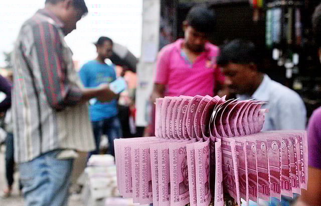ঈদে চাই নতুন টাকা। পবিত্র ঈদুল আজহা সামনে রেখে তাই নতুন টাকার পসরা সাজিয়ে বসেছেন দোকানিরা। ছবিটি আজ বৃহস্পতিবার রাজধানীর গুলিস্তান থেকে তোলা। ছবি: ফোকাস বাংলা