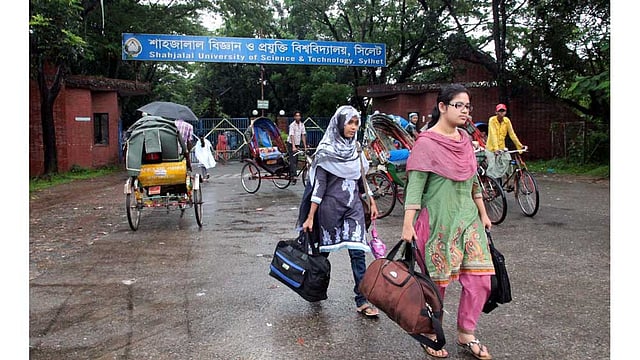 ছাত্রলীগের এক নেতাকে কুপিয়ে জখম করার প্রতিবাদে আজ থেকে সিলেটের শাহজালাল বিজ্ঞান ও প্রযুক্তি বিশ্ববিদ্যালয়ে অনির্দিষ্টকালের ধর্মঘট শুরু করেছে ছাত্রলীগ। ধর্মঘটে ক্লাস-পরীক্ষা না হওয়ার আশঙ্কায় হল ত্যাগ করছেন অনেক শিক্ষার্থী। ছবিটি আজ বিশ্ববিদ্যালয়ের প্রধান ফটক থেকে তোলা। ছবি: আনিস মাহমুদ, সিলেট