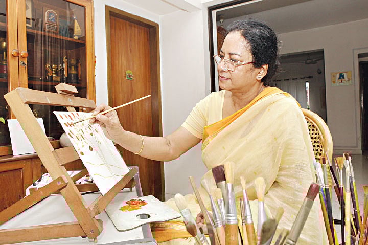 ইফ্ফাত আরা দেওয়ান যখন ক্যানভাস, রং–তুলিতে মগ্ন। ছবি: খালেদ সরকার