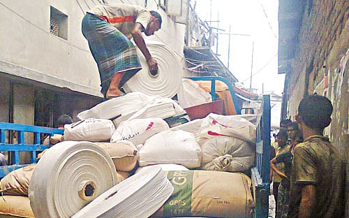 রাজধানীর চকবাজার এলাকায় গত বৃহস্পতিবার অভিযান চালিয়ে বিপুল পরিমাণ পলিথিন শপিং ব্যাগ ও শপিং ব্যাগ তৈরির কাঁচামাল জব্দ করে পরিবেশ অধিদপ্তর l ছবি: প্রথম আলো