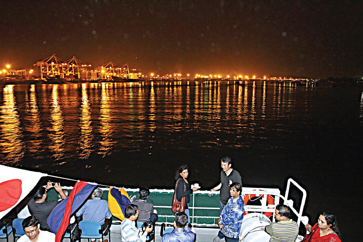 দূর থেকে দেখে মনে হবে যেন উৎ​সব চলছে নদীর তীরে। রাতের কর্ণফুলীর এমন দৃশ্য মন ভরায় পর্যটকদের l সৌরভ দাশ