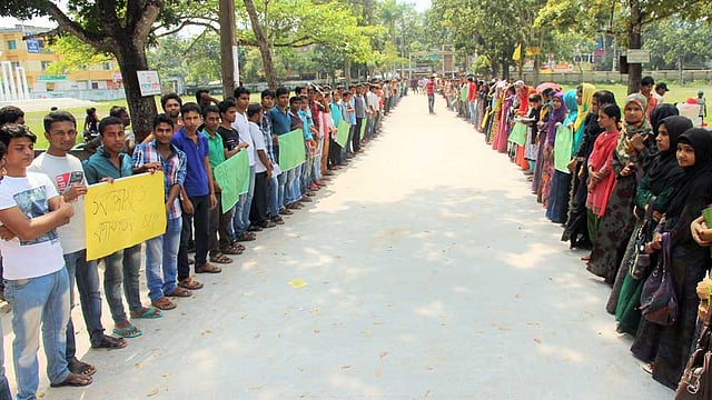 যশোর সরকারি মাইকেল মধুসূদন (এমএম) কলেজ ক্যাম্পাসে ছিনতাইকারীদের তত্পরতা বন্ধ এবং মাদকমুক্ত ক্যাম্পাসের দাবিতে রোববার সকালে শিক্ষার্থীরা মানববন্ধন করেন। ছবি: এহসান-উদ-দৌলা, যশোর