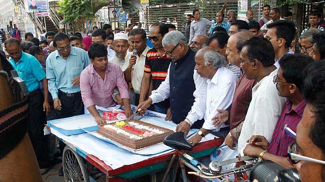 আওয়ামী লীগ ও ভাতৃপ্রতিম সংগঠনের নেতারা আজ রোববার জাতীয় প্রেসক্লাবের সামনে কেক কেটে প্রধানমন্ত্রী শেখ হাসিনার জন্মদিন উদ্যাপন করেন। ছবি: হাসান রাজা