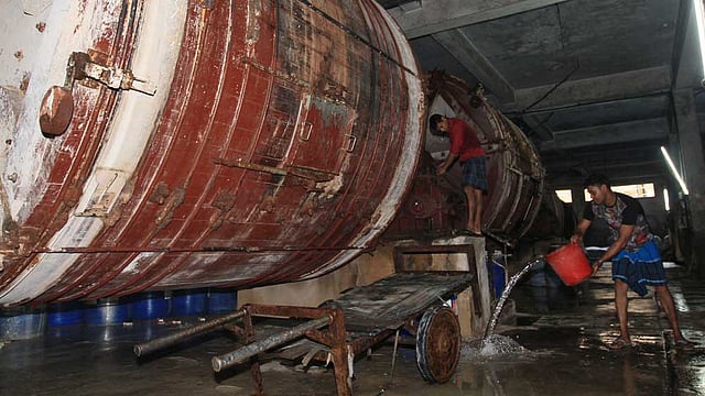 আর কদিন পরেই ঈদুল আজহা। ঈদে কোরবানির পশুর চামড়া প্রক্রিয়াজাত করার জন্য রাজধানীর হাজারীবাগের মেসার্স ভুলুয়া ট্যানারিতে চলছে পরিষ্কার পরিচ্ছন্নতার কাজ। ছবি: জাহিদুল করিম