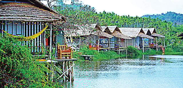 পানির ওপর কুঁড়েঘর l প্রথম আলো