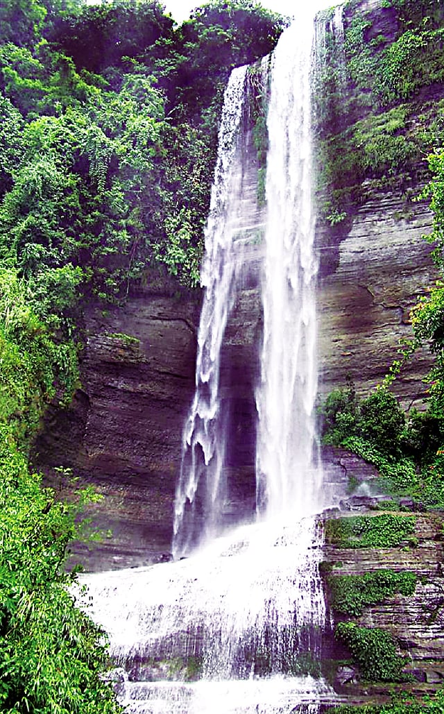 রাঙামাটির সুবলং যাওয়ার পথে পড়ে এই ঝরনা। যার টানে ছুটে আসেন পর্যটকেরা l সুপ্রিয় চাকমা