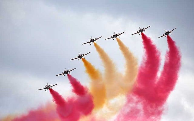 মাল্টা ইন্টারন্যাশনাল এয়ারশো-২০১৪-এ অংশ নিয়ে নিজেদের পতাকার রং ছড়াচ্ছে স্পেনের বিমানবাহিনীর বিমান। ছবিটি গতকাল শনিবার মাল্টা থেকে তোলা। ছবি: রয়টার্স