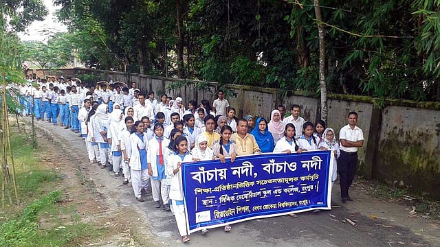 বিশ্ব নদী দিবস উপলক্ষে ‘বাঁচায় নদী, বাঁচাও নদী’ স্লোগানে রোববার রংপুরে সিদ্দিক মেমোরিয়াল স্কুল ও কলেজের শিক্ষার্থীরা নদী সম্পর্কে সচেতনতামূলক কর্মসূচি হিসেবে শোভাযাত্রা বের করে। ছবিটি নগরের পার্কের মোড় এলাকা থেকে তোলা। ছবি: মঈনুল ইসলাম, রংপুর
