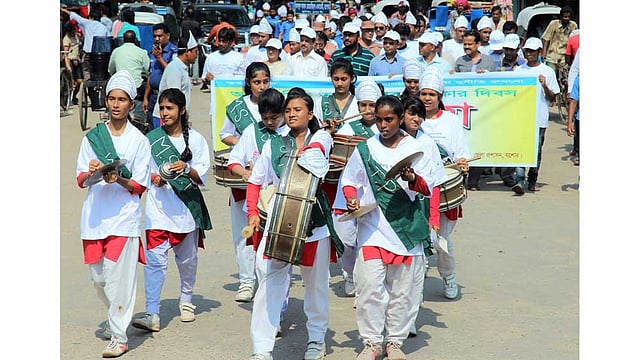 আন্তর্জাতিক তথ্য অধিকার দিসব উপলক্ষে রোববার সকালে যশোর জেলা প্রশাসনের আয়োজনে বর্ণাঢ্য শোভাযাত্রা বের হয়। ছবিটি শহরের দড়াটানা মোড় থেকে তোলা। ছবি: এহসান-উদ-দৌলা, যশোর