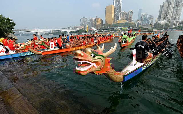 চীনের জাতীয় দিবসকে সামনে রেখে গতকাল শনিবার দেশটির দক্ষিণের স্বায়ত্তশাসিত একটি অঞ্চলে ড্র্যাগন নৌকার প্রতিযোগিতা অনুষ্ঠিত হয়। ছবি: আইএএনএস