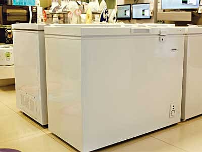 বাজারে আছে এমন নানা রকমের ডিপ ফ্রিজ। ছবি: অধুনা